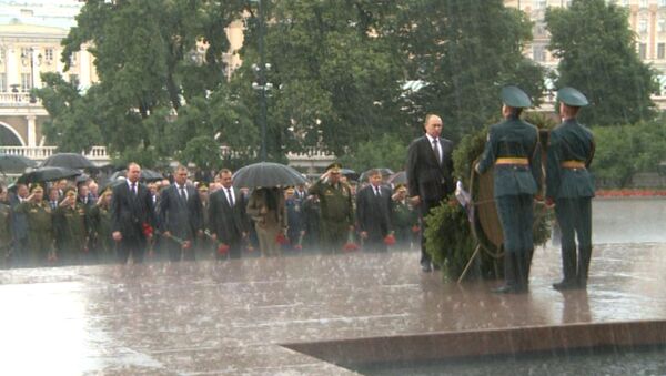 Путин возложил венок к Могиле Неизвестного солдата - Sputnik Ўзбекистон
