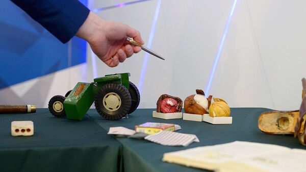 Демонстрация вещей, с помощью которых наркокурьеры переправляют наркотики - Sputnik Узбекистан