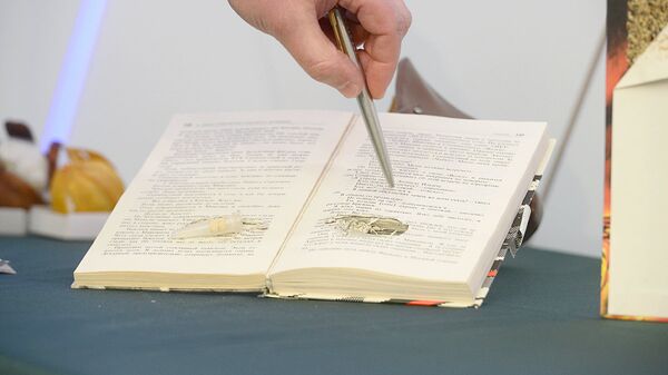 Книга с помощью которой перевозили наркотики - Sputnik Узбекистан