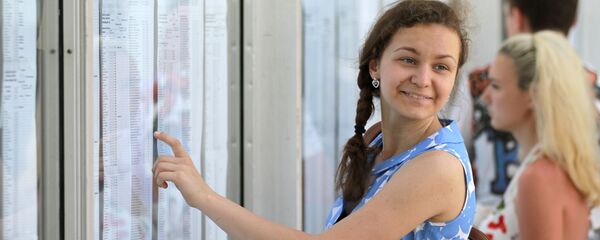 Девушка радуется своей фамилии в списках зачисленных абитуриентов - Sputnik Ўзбекистон