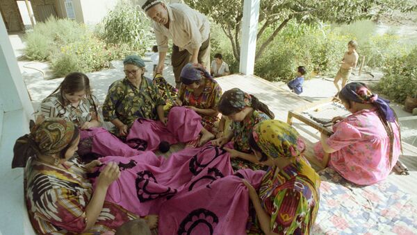Женщины Узбекистана вышивают сюзане - Sputnik Узбекистан