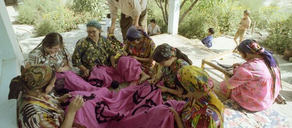 Женщины Узбекистана вышивают сюзане - Sputnik Узбекистан