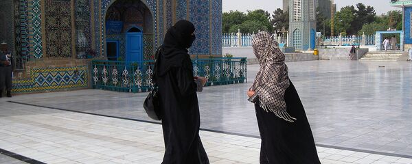 Женщины на территории мечети в Афганистане - Sputnik Узбекистан