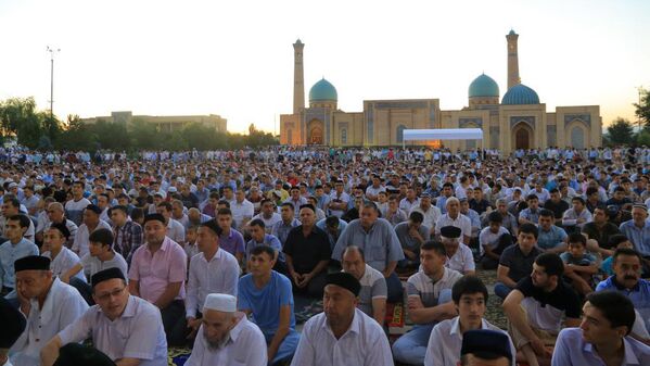 Праздничная молитва в соборной мечети Хазрати Имам - Sputnik Узбекистан