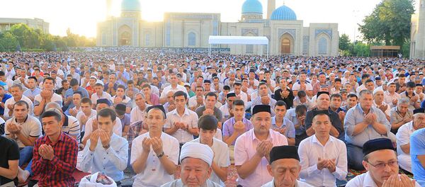 Праздничная молитва в соборной мечети Хазрати Имам - Sputnik Узбекистан