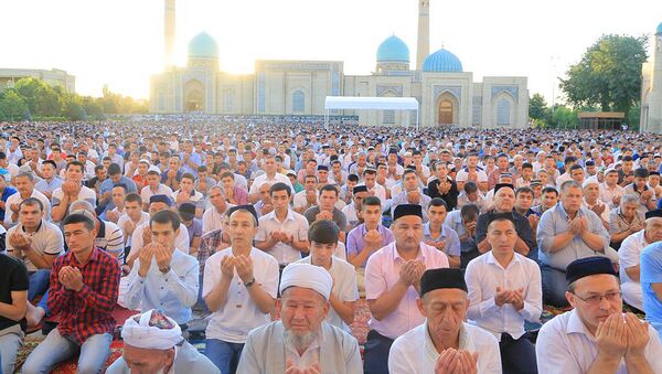 Праздничная молитва в соборной мечети Хазрати Имам - Sputnik Ўзбекистон