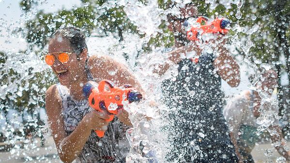 People take part in a ten-minute flashmob on June 24, 2017 at a fountain in Lausanne, to cool off as heatwave scorches Europe. - Sputnik Узбекистан
