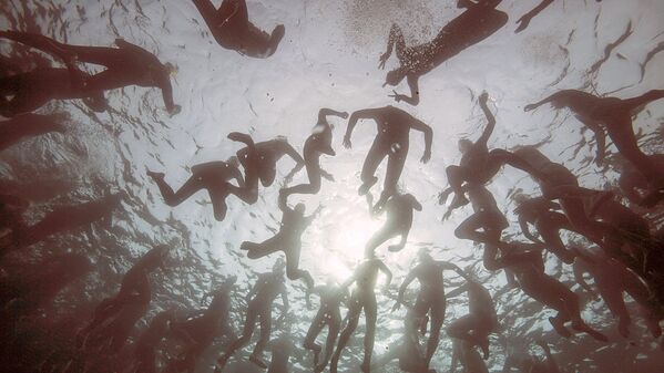 Swimmers wait for the start of the Monte-Cristo challenge (Le Defi Monte-Cristo) swimming event at the Chateau d'If off Marseille, southern France on June 23, 2017 - Sputnik Узбекистан