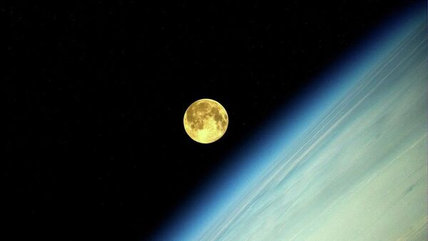 Фотография Луны во время суперлуния, сделанная космонавтом Олегом Артемьевым с МКС - Sputnik Узбекистан