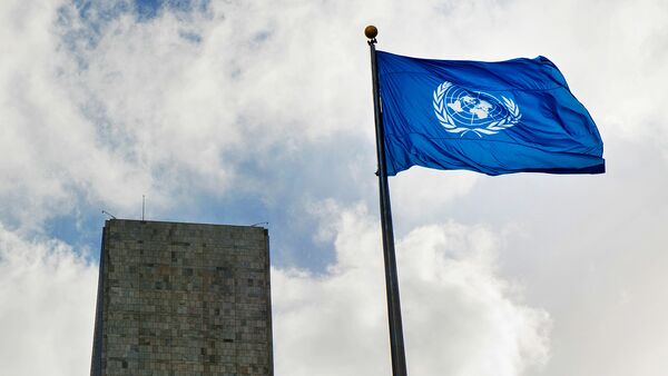 Флаг у Штаб-квартиры ООН в Нью-Йорке - Sputnik Узбекистан