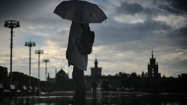 Девушка во время дождя - Sputnik Ўзбекистон