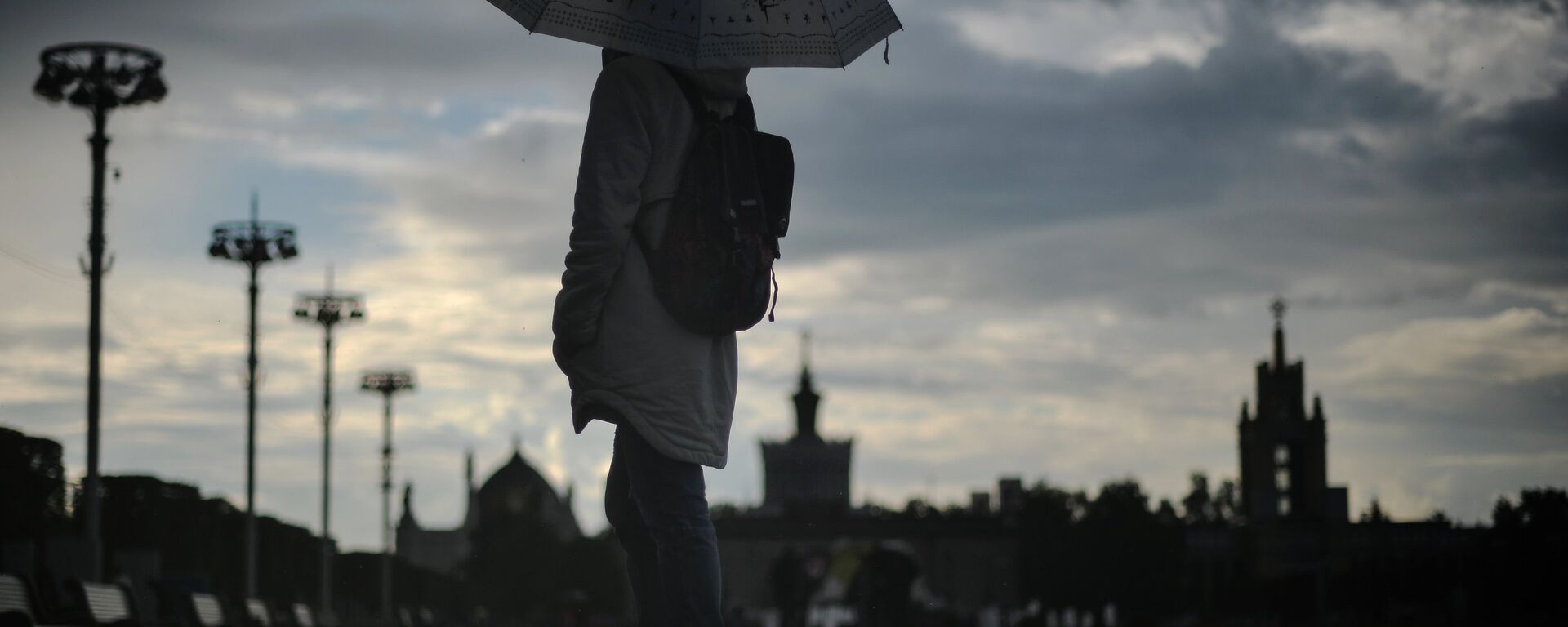 Девушка во время дождя - Sputnik Ўзбекистон, 1920, 27.10.2021