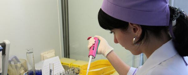 Лаборантка проводит анализ крови на ВИЧ-статус в центре по профилактике и борьбе со СПИДом Лаборантка проводит анализ крови на ВИЧ-статус в центре по профилактике и борьбе со СПИДом - Sputnik Узбекистан