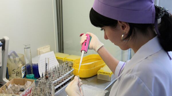 Лаборантка проводит анализ крови на ВИЧ-статус в центре по профилактике и борьбе со СПИДом - Sputnik Узбекистан