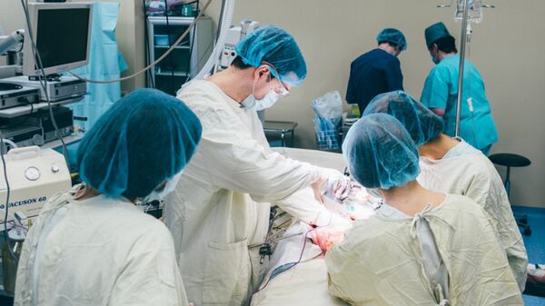 Онколог Владимир Лядов во время операции - Sputnik Узбекистан