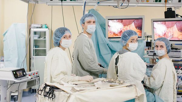 Онколог Владимир Лядов во время операции - Sputnik Узбекистан