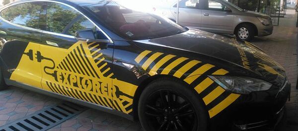 Электрокар Tesla принадлежащий двум путешественникам из Швейцарии Магдалене и Бенедикту Электрокар Tesla принадлежащий двум путешественникам из Швейцарии Магдалене и Бенедикту - Sputnik Ўзбекистон