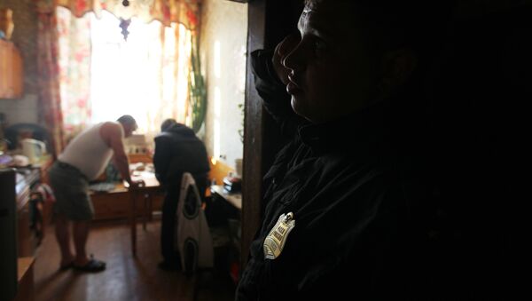 Сотрудник во время обхода квартир неплательщиков коммунальных услуг. - Sputnik Узбекистан