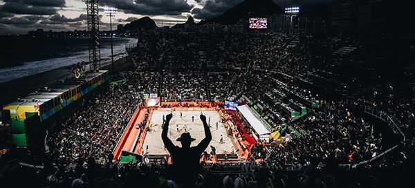 Элегантный болельщик. Работа фотографа Константина Чалабова. На снимке: болельщик во время турнира по пляжному волейболу на Олимпийских играх в Рио-де-Жанейро. Элегантный болельщик. Работа фотографа Константина Чалабова. На снимке: болельщик во время турнира по пляжному волейболу на Олимпийских играх в Рио-де-Жанейро. - Sputnik Узбекистан