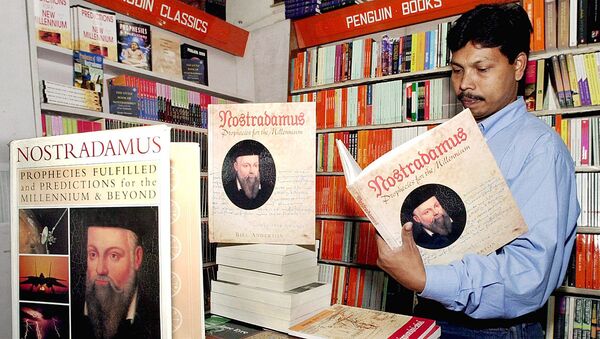 Мужчина листает книгу с пророчествами французского ясновидящего Нострадамуса в книжном магазине в Бангалоре - Sputnik Ўзбекистон