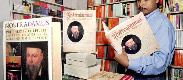 Мужчина листает книгу с пророчествами французского ясновидящего Нострадамуса в книжном магазине в Бангалоре Мужчина листает книгу с пророчествами французского ясновидящего Нострадамуса в книжном магазине в Бангалоре - Sputnik Ўзбекистон