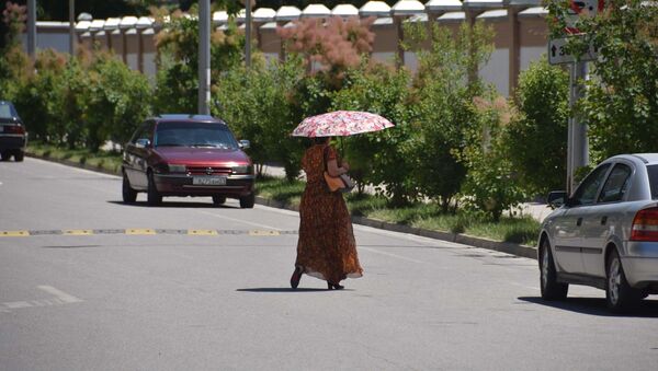 Жара. Женщина под зонтом спасается от солнца - Sputnik Ўзбекистон