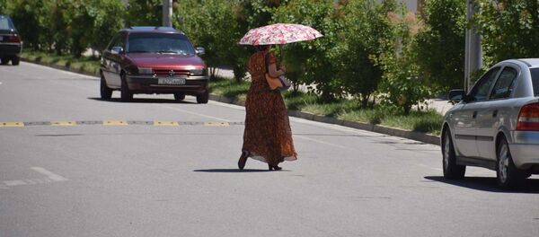Жара. Женщина под зонтом спасается от солнца Жара. Женщина под зонтом спасается от солнца - Sputnik Ўзбекистон