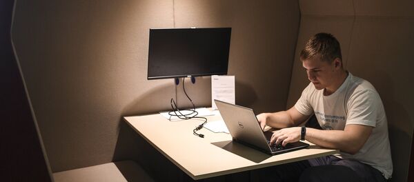 Сотрудник в офисе - Sputnik Узбекистан