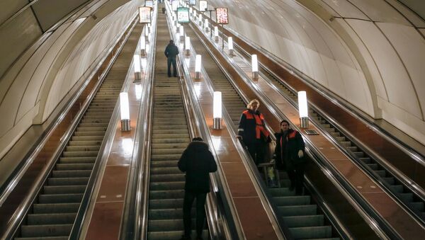Рабочие ночной смены спускаются на эскалаторе на станцию метро Гостиный двор в Санкт-Петербурге - Sputnik Узбекистан