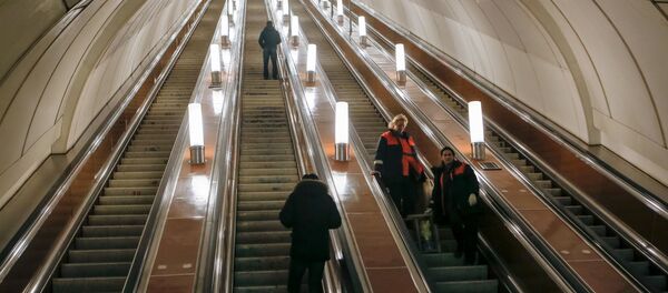 Рабочие ночной смены спускаются на эскалаторе на станцию метро Гостиный двор в Санкт-Петербурге - Sputnik Узбекистан