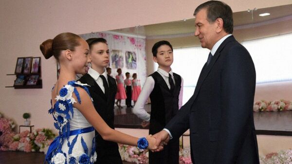 Шавкат Мирзиёев во время посещения махаллю Катта Корасув - Sputnik Узбекистан