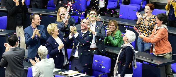 Яшил партия аъзолари бир жинсли никоҳлар тўғрисидаги қонун қабул қилинишини байрам қилишмоқда Яшил партия аъзолари бир жинсли никоҳлар тўғрисидаги қонун қабул қилинишини байрам қилишмоқда - Sputnik Ўзбекистон