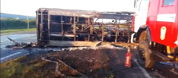 СПУТНИК_Пассажирский автобус столкнулся с КамАЗом в Татарстане. Кадры с места ДТП - Sputnik Узбекистан