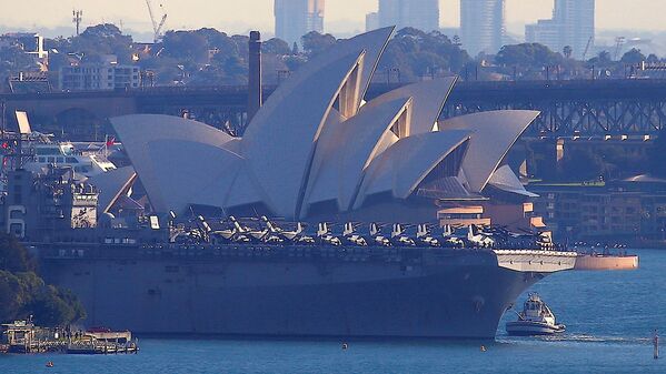 Универсальный десантный корабль USS «Bonhomme Richard» ВМС США заходит в порт недалеко от Сиднейского оперного театра в Австралии - Sputnik Узбекистан