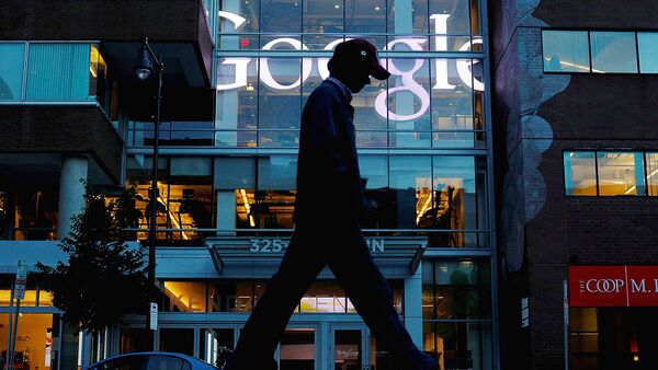 A pedestrian walks past the Google offices in Cambridge - Sputnik O‘zbekiston