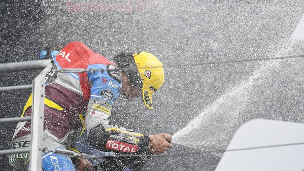 Итальянец Франко Морбиделли празднует победу в чемпионате Moto2 Гран-при Германии 2 июля 2017 года - Sputnik Узбекистан