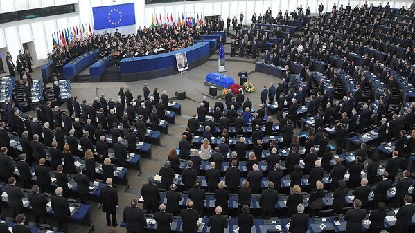 Главы государств и правительств, представители Европейского союза на похоронах канцлера Германии Гельмута Коля в Европейском парламенте в Страсбурге, на востоке Франции, 1 июля 2017 года. - Sputnik Узбекистан