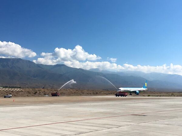 Первые пассажиры из Ташкента прибыли на Иссык-Куль - Sputnik Узбекистан