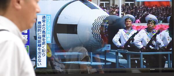 Трансляция новостей о баллистической ракете, выпущенной КНДР. 4 июля 2017 - Sputnik Узбекистан