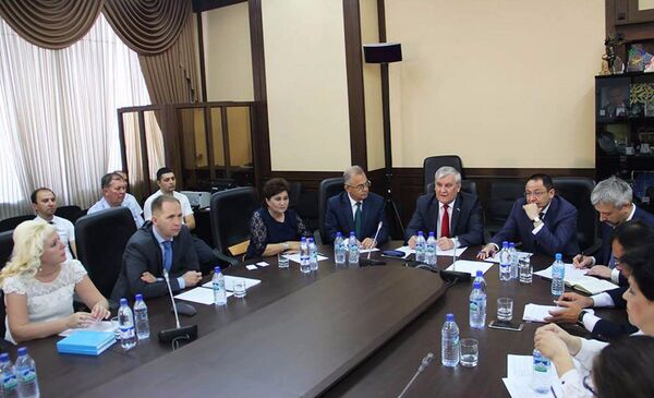 Участники круглого стола Международное сотрудничество в реализации социально значимых проектов в сфере образования, культуры и науки Узбекистана Участники круглого стола Международное сотрудничество в реализации социально значимых проектов в сфере образования, культуры и науки Узбекистана - Sputnik Узбекистан