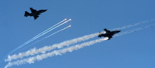 Штурмовики Су-25 наносят ракетный удар по условному противнику Штурмовики Су-25 наносят ракетный удар по условному противнику - Sputnik Узбекистан