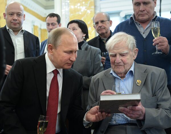 Рабочая поездка президента РФ В. Путина в Северо-западный федеральный округ - Sputnik Узбекистан