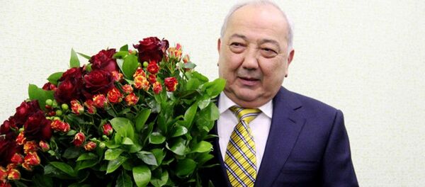 Глава Узбекистана Шавкат Мирзиёев в день празднования 70-летия президента Федерации футбола Узбекистана Мираброра Усманова указом от 4 июля наградил орденом Дустлик Глава Узбекистана Шавкат Мирзиёев в день празднования 70-летия президента Федерации футбола Узбекистана Мираброра Усманова указом от 4 июля наградил орденом Дустлик - Sputnik Ўзбекистон