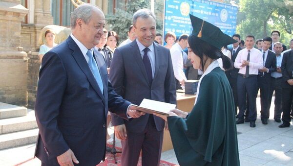 Вручение дипломов выпускникам УМЭД - Sputnik Узбекистан