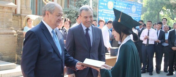 Вручение дипломов выпускникам УМЭД - Sputnik Узбекистан