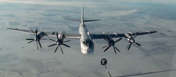 Стратегический бомбардировщик-ракетоносец Ту-95МС ВКС РФ во время полета для нанесения авиаудара по объектам террористов в Сирии - Sputnik Узбекистан