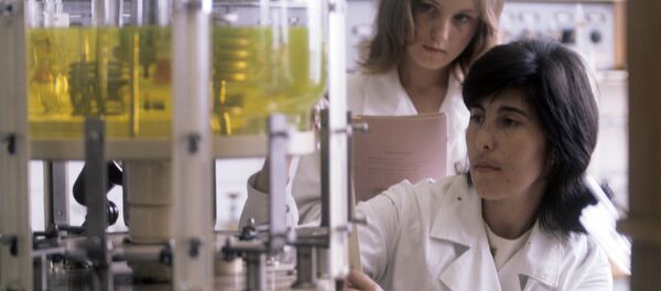 Молодые биологи в лаборатории - Sputnik Узбекистан