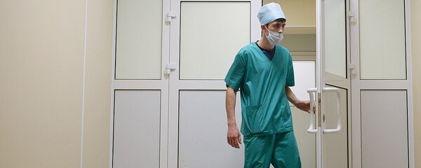 Врач выходит из операционной - Sputnik Ўзбекистон