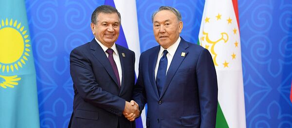 Президент Узбекистана Шавкат Мирзиёев и президент Казахстана Нурсултан Назарбаев Президент Узбекистана Шавкат Мирзиёев и президент Казахстана Нурсултан Назарбаев - Sputnik Узбекистан