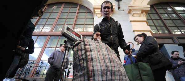 Пассажиры поезда Москва – Душанбе взвешивают багаж на перроне Казанского вокзала Пассажиры поезда Москва – Душанбе взвешивают багаж на перроне Казанского вокзала - Sputnik Узбекистан